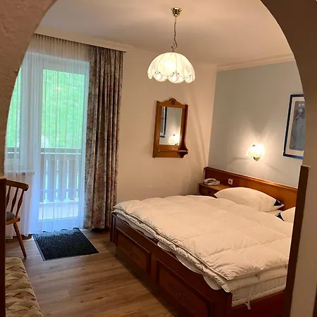 Haus Riedlsperger Guest house *